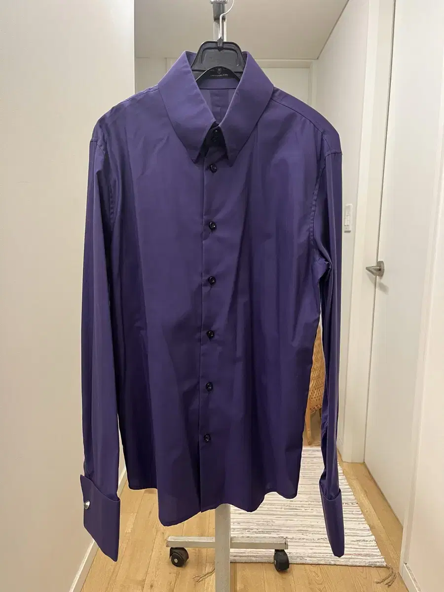 High-neck cufflink shirt