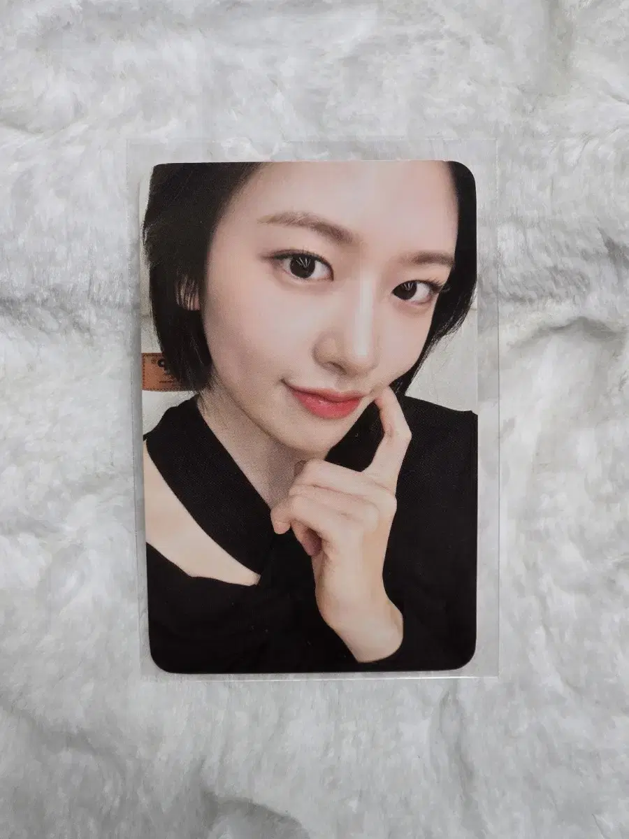 IVE ive ahn yujin with muu luckydraw ld pre-order benefit Photocard B