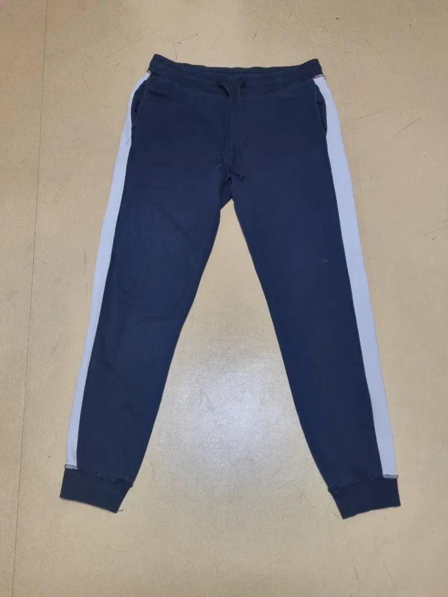 I'm selling my Giordano sweatpants.