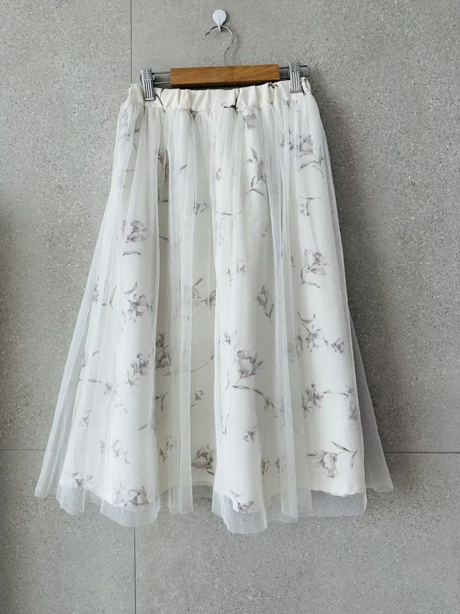 Floral-patterned skirt Ivory color