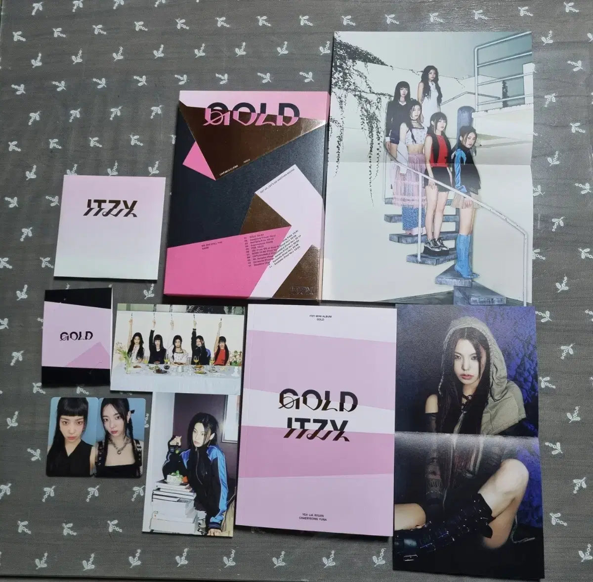 (Price offer available) itzy Mini Album (Unsealed)