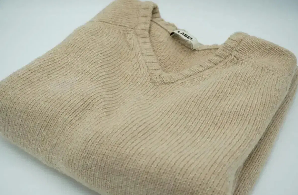 Labels Archives: V-neck knit