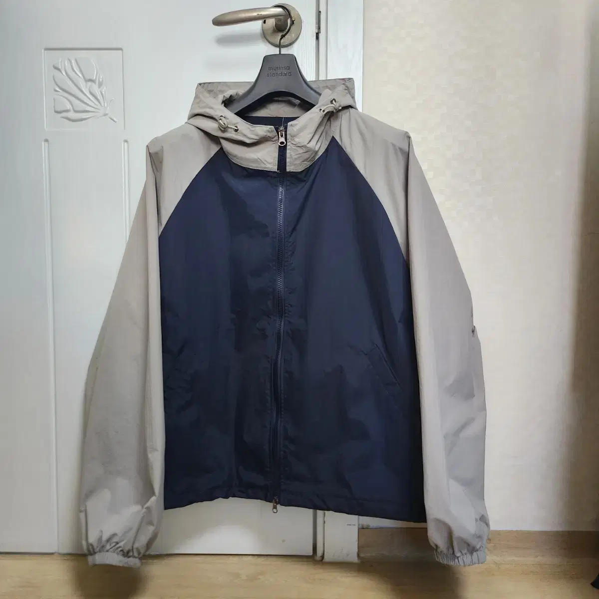 Closet U-line color coordinated short nagrang windbreaker [Gon color]