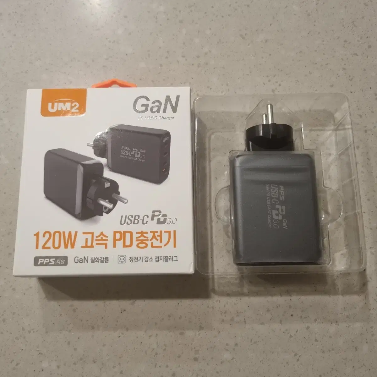 UM2 120W 4포트 접지 고속 충전기 (블랙, 화이트)