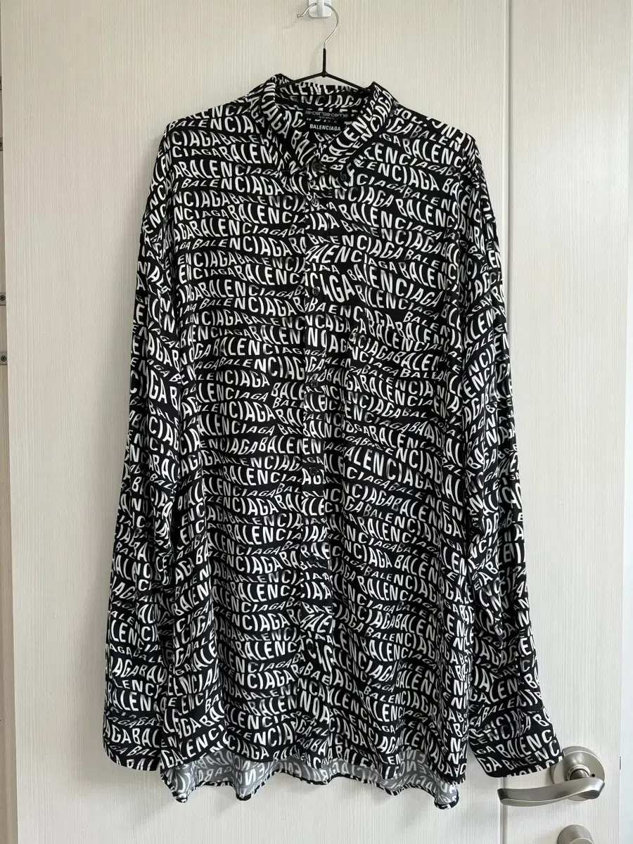 [41] Balenciaga twisted letter logo shirt