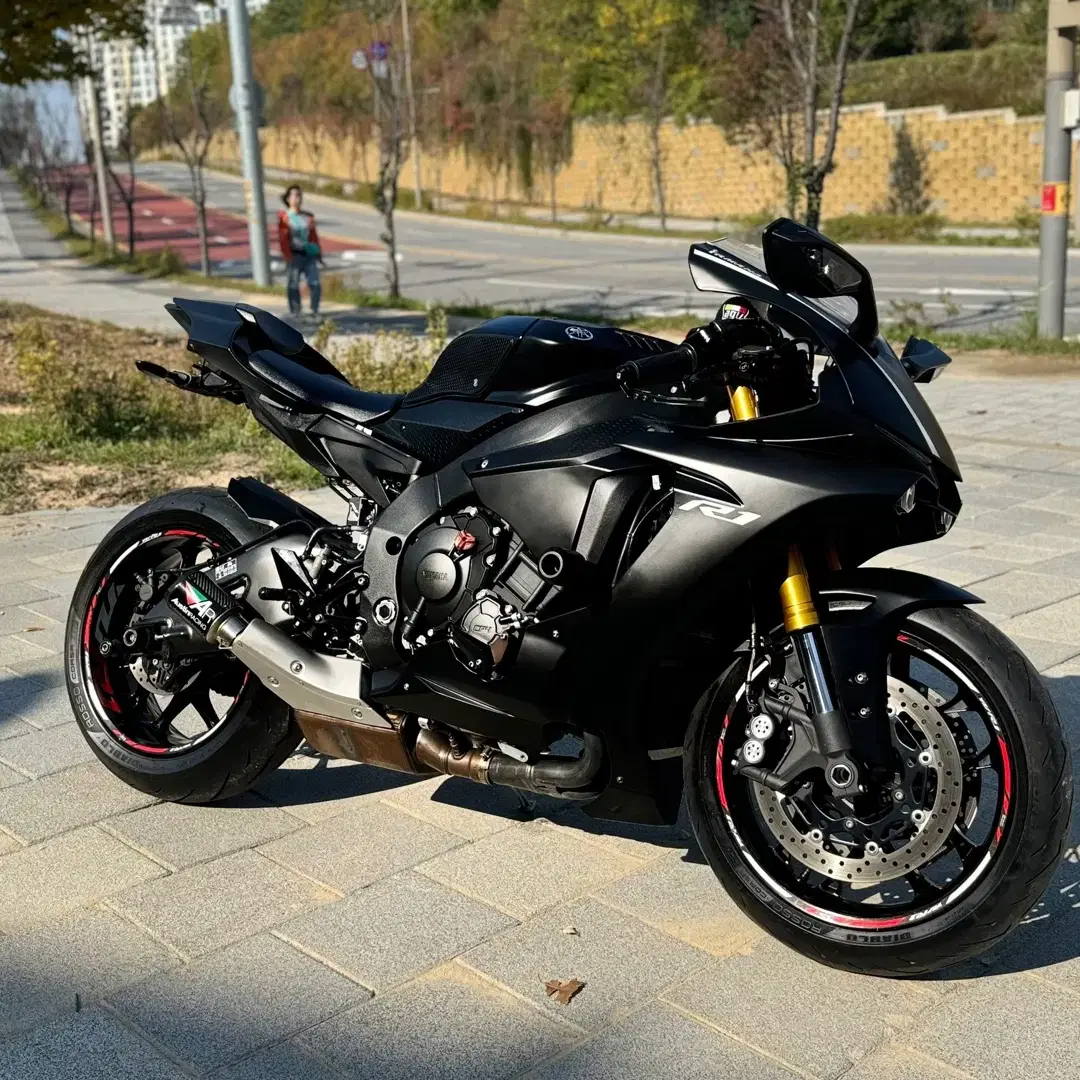 야마하 yzf r1 2018년식 25000km 판매 합니다.