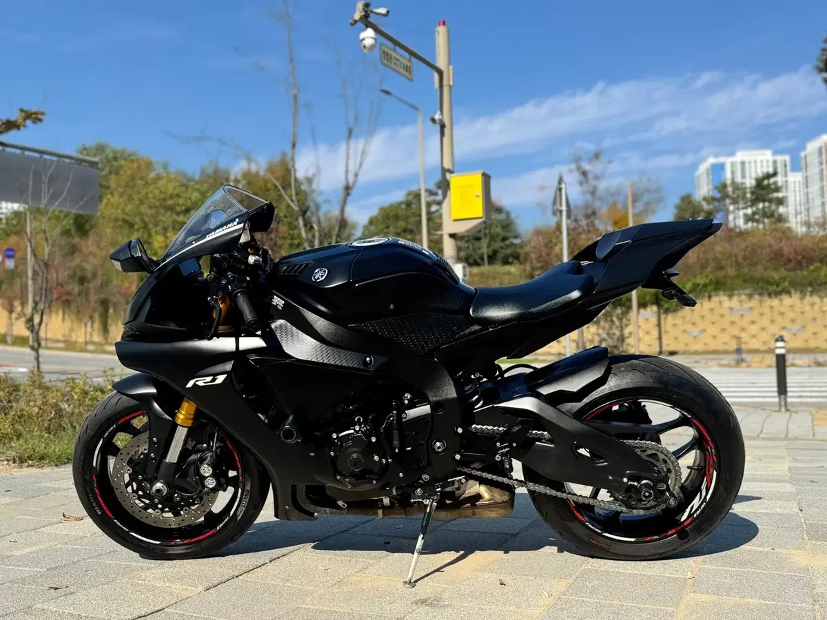 야마하 yzf r1 2018년식 25000km 판매 합니다.