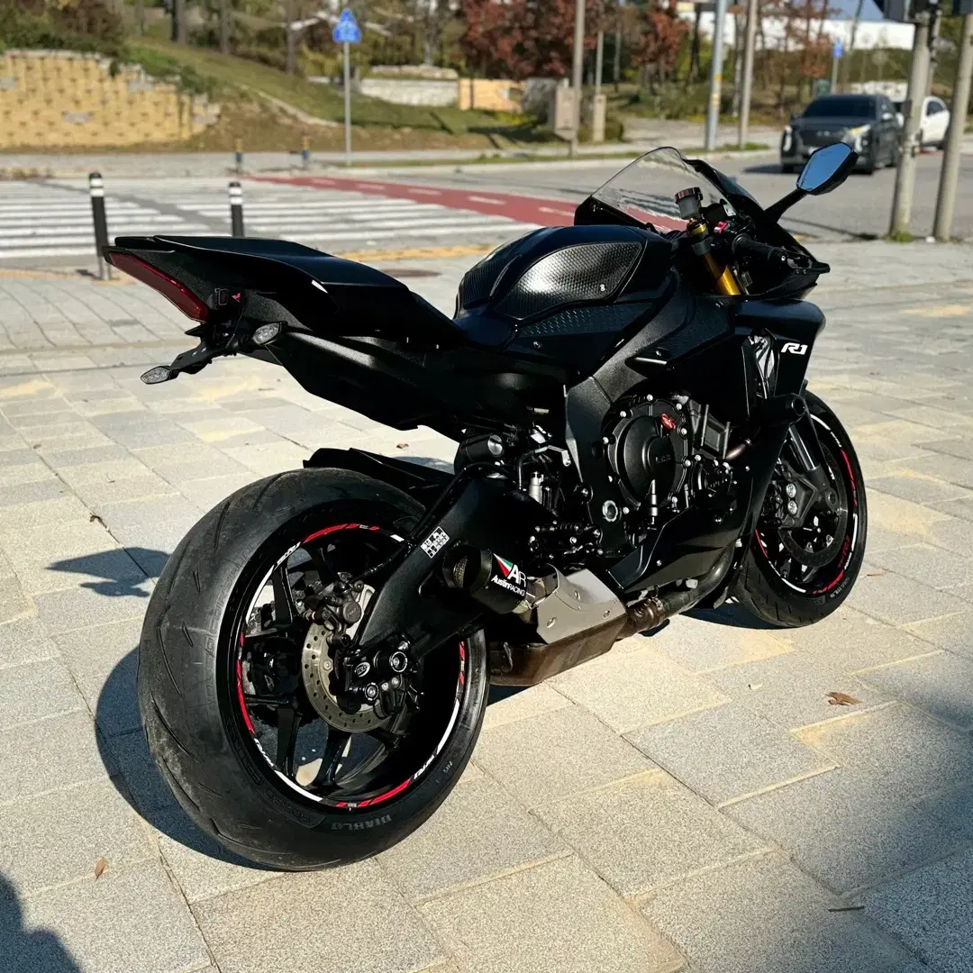 야마하 yzf r1 2018년식 25000km 판매 합니다.