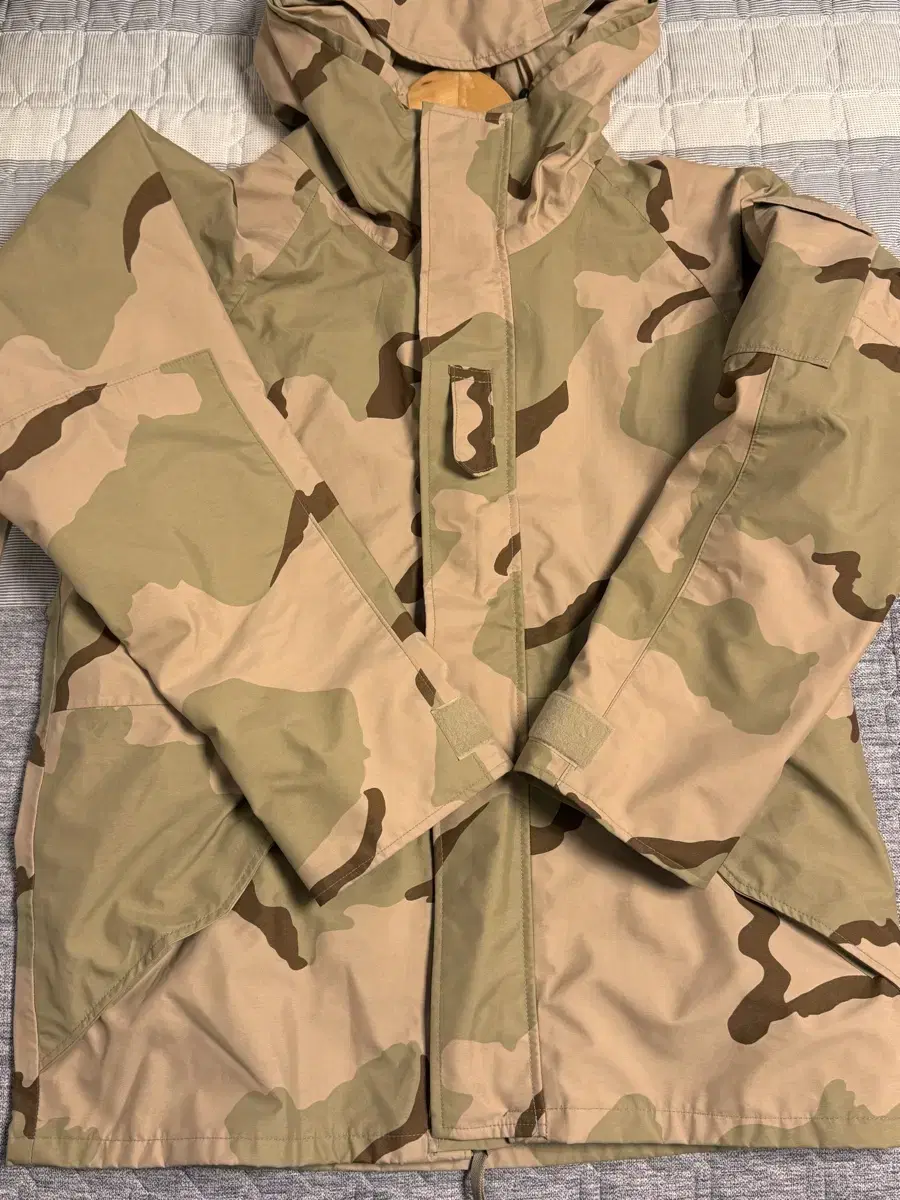 U.S. Army ECWCS Desert Gore-Tex Parka (M-R)