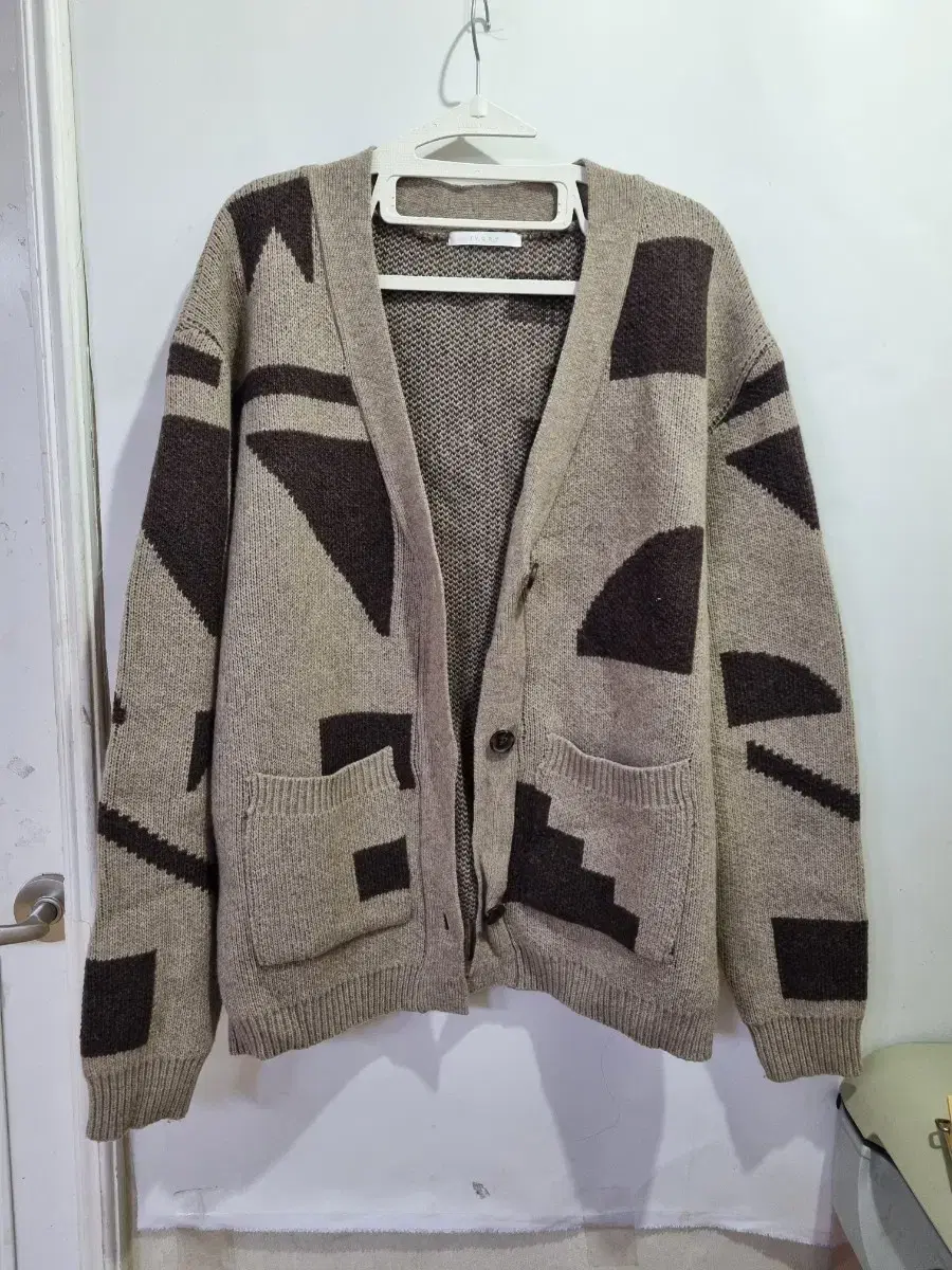 Gaeul. Winter.  Vintage Knit Cardigan.   Almost New.  기슴62