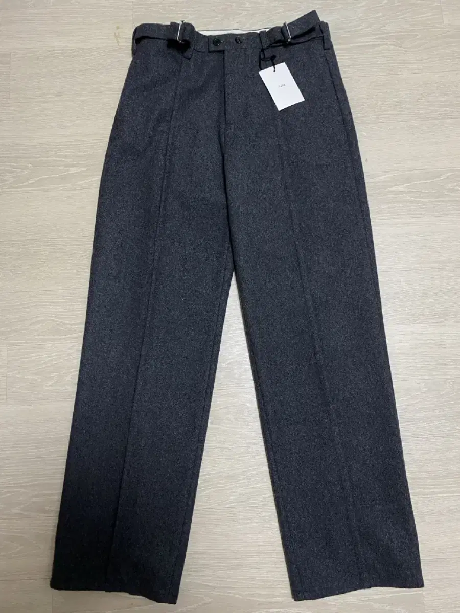 Taille taille center-pleated trousers