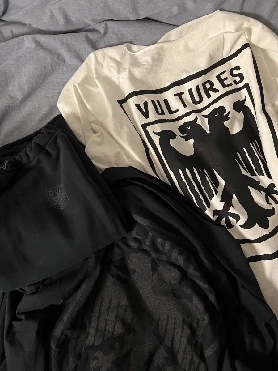 (New, sold in bulk) YZY Vultures Black 3