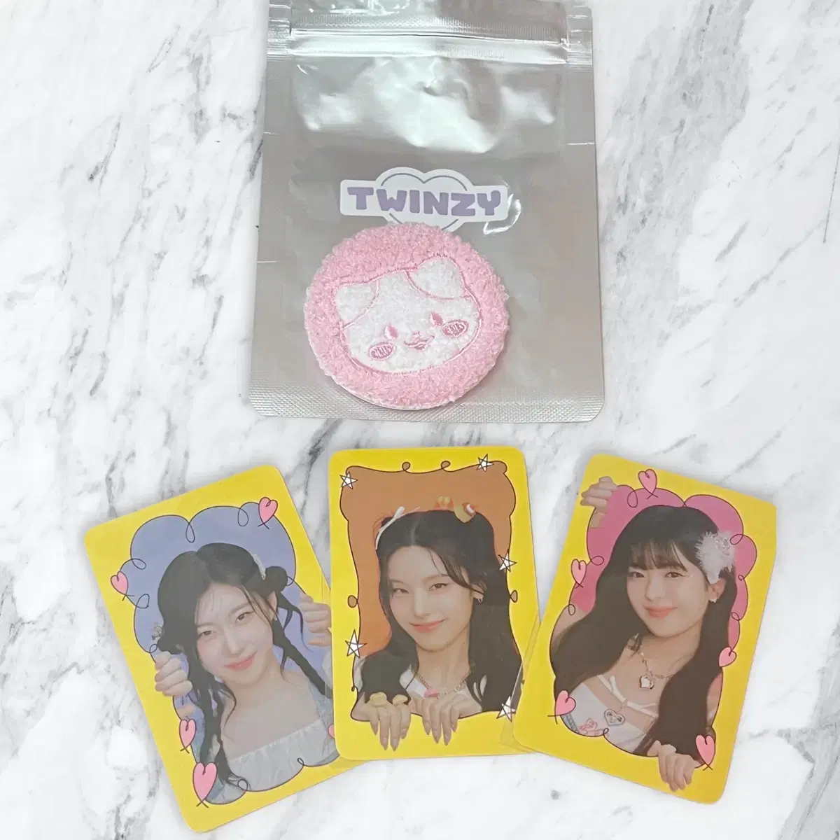 Naongcansbadge + 3 photocards of Believer's Cells (Yeji, Chaeryeong, Lia)