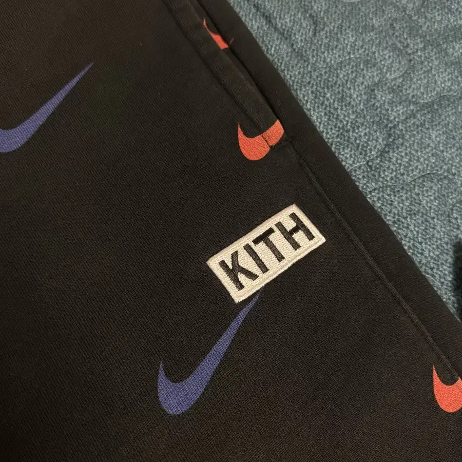 [S] Nike x Kith 뉴욕 닉스 AOP 플리스 팬츠 블랙 키스 나