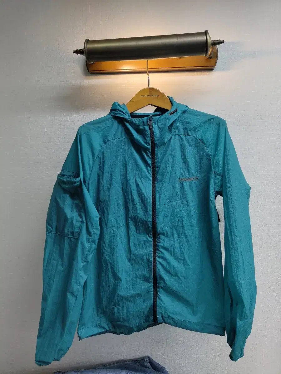 L) CHAANCE Chance Running Windbreaker