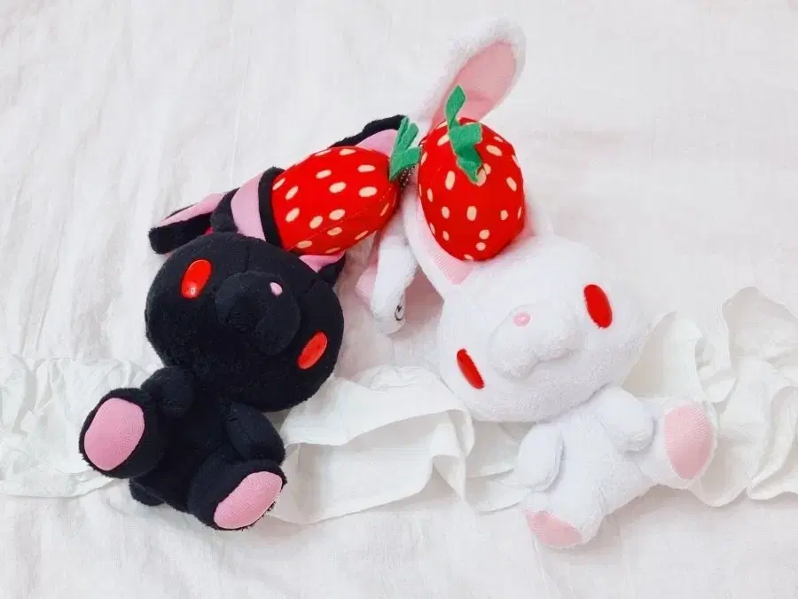 Strawberry Universal Rabbit (Han Yo Usagi) keyring / only black remains