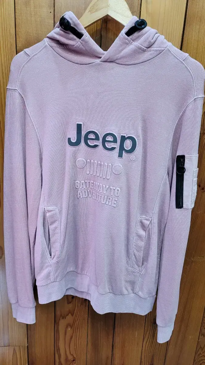 Jeep hoodie is sized 95 M unisex