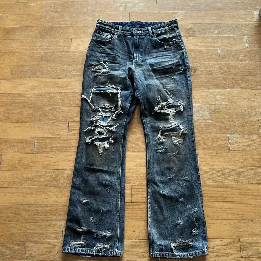 (L) REGENZONE Distressed Flare Jeans 새상품