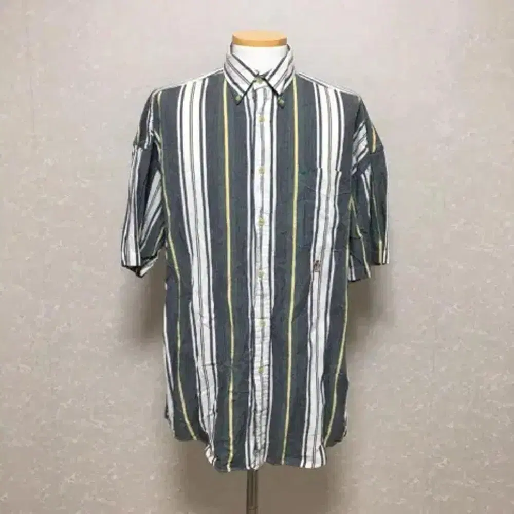 L Tommy Hilfiger Striped short sleeve shirt. (c315)