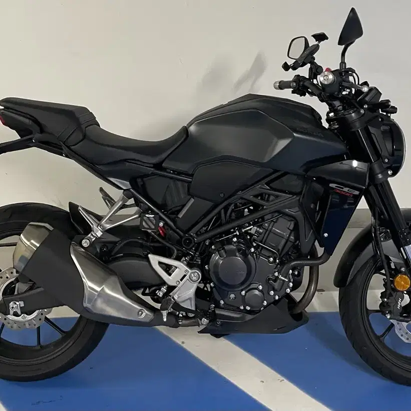 혼다cb300r 24년식 블랙 팝니다.