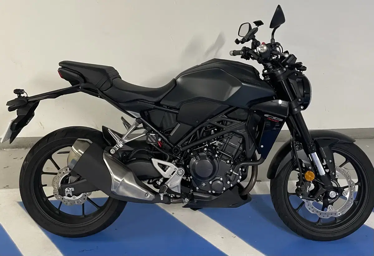 혼다cb300r 24년식 블랙 팝니다.