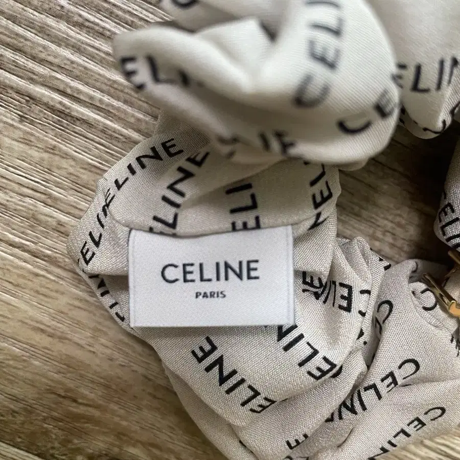 셀린느 스크런치 Celine Scrunchy Rayure Bracelet