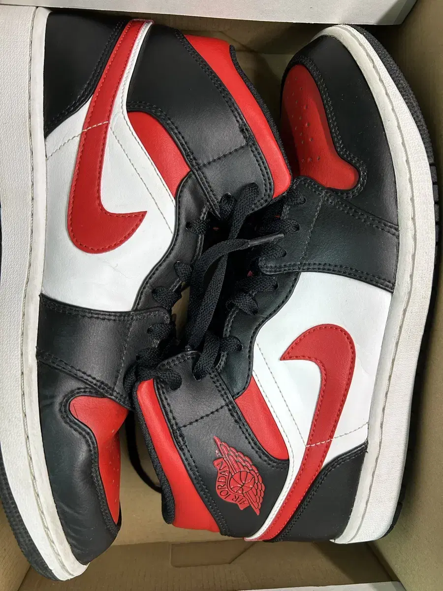 나이키 조던Jordan 1 Mid Black Fire Red280사이즈