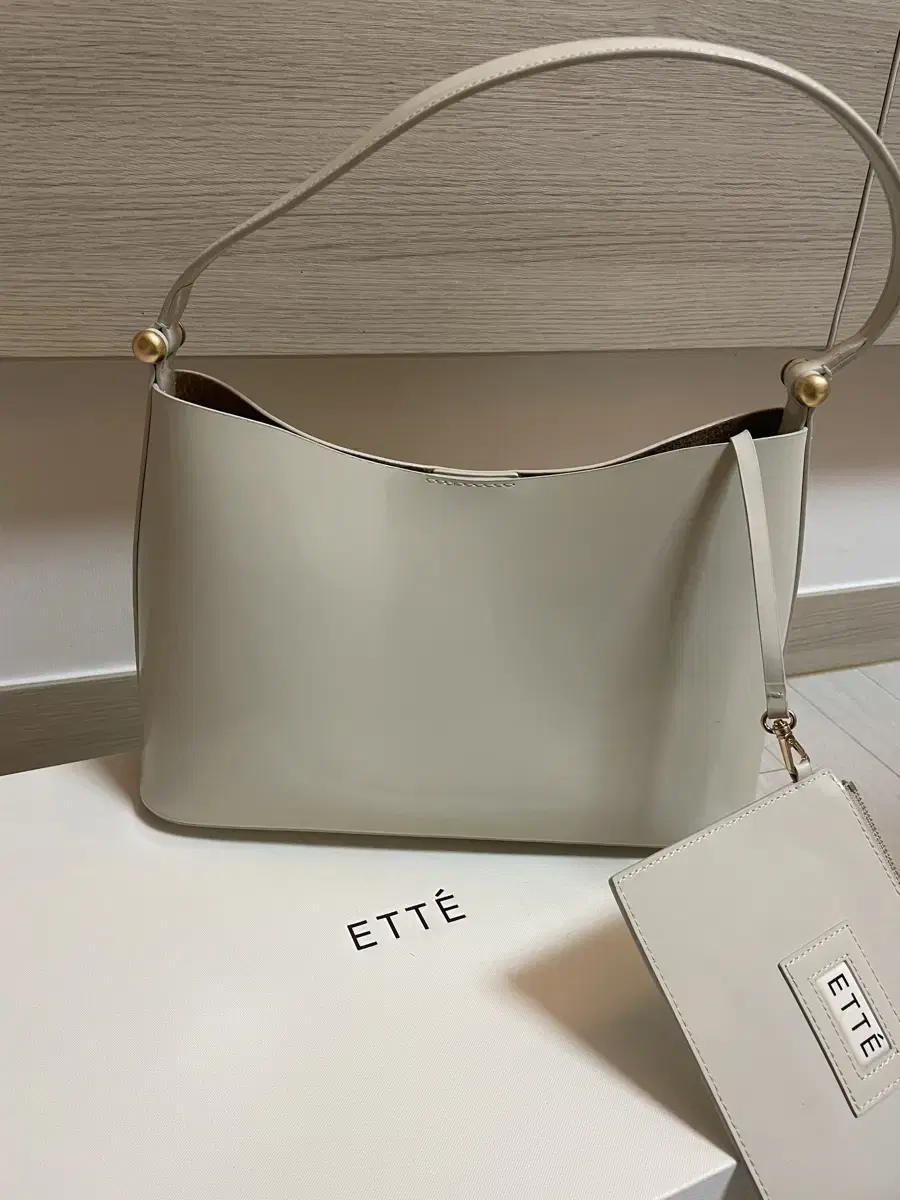 에테 에떼 ette 쇼퍼백 여자가방 크림 shooperbag 유광 소가죽