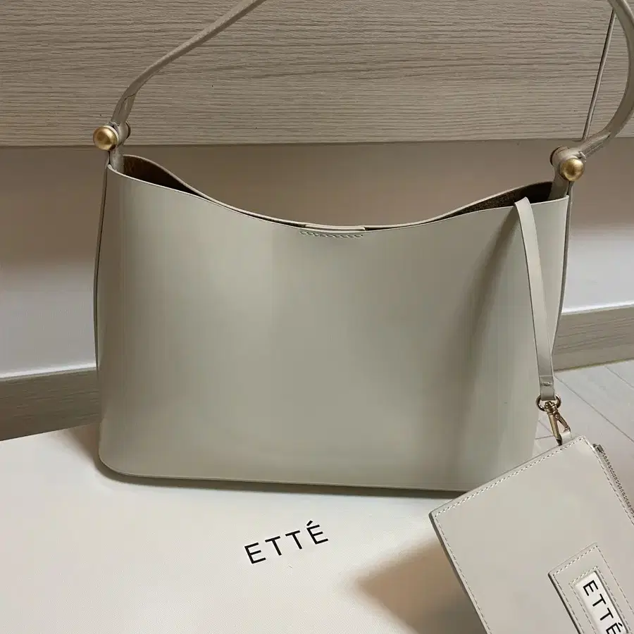 에테 에떼 ette 쇼퍼백 여자가방 크림 shooperbag 유광 소가죽