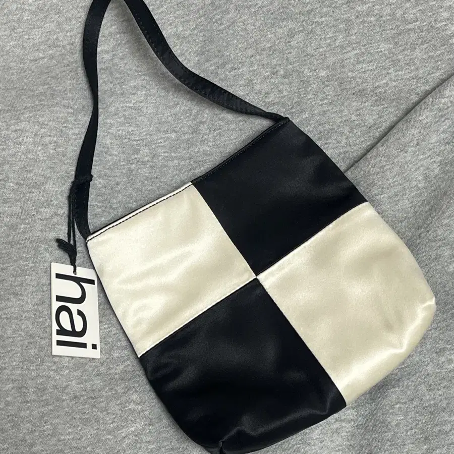 해 베라 실크 토트백 / HAI SILK VARA TOTE BAG