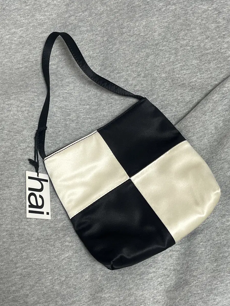 해 베라 실크 토트백 / HAI SILK VARA TOTE BAG