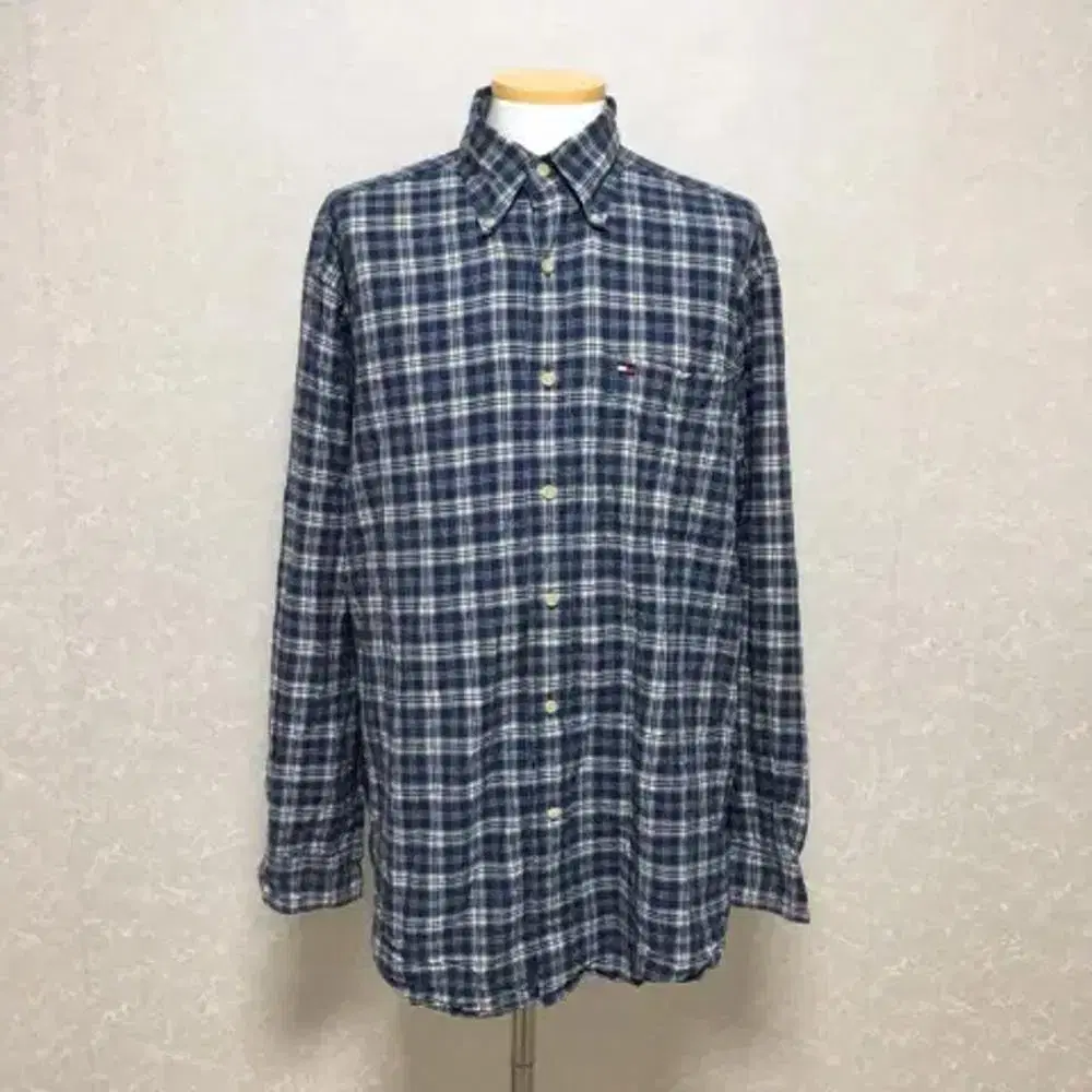 M Tommy Hilfiger Check Shirt. (c384)