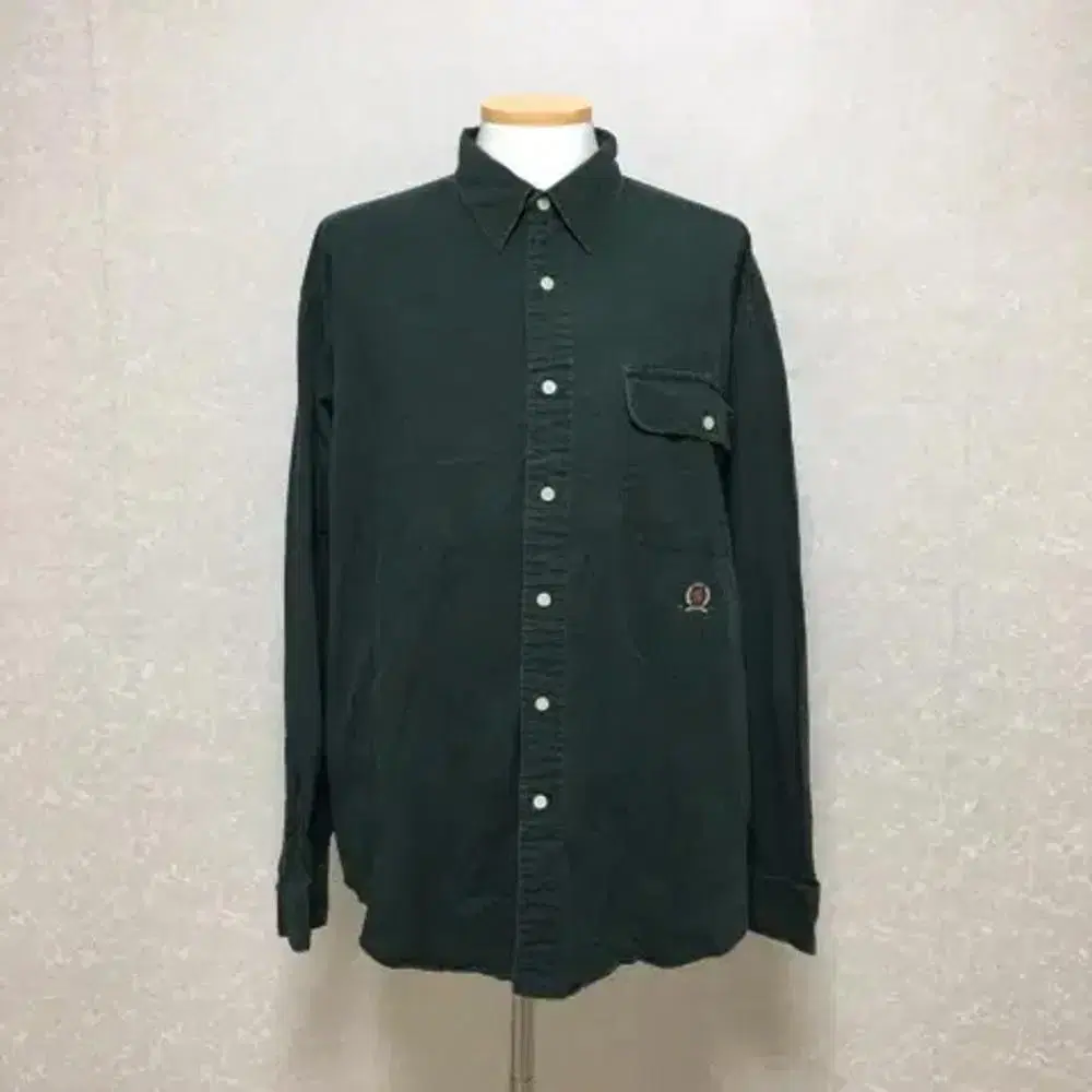 L Tommy Hilfiger Solid Shirt . (c389)