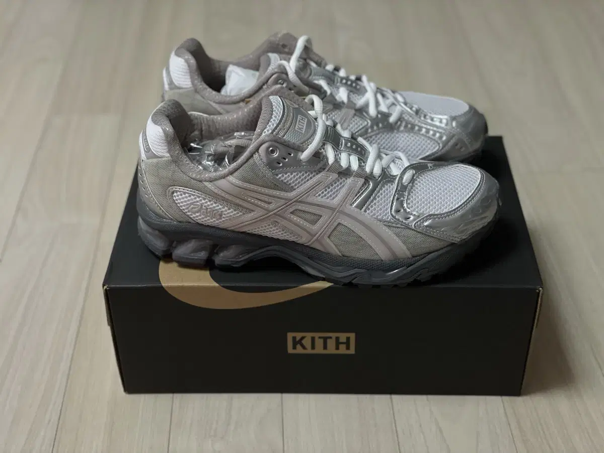 아식스 x kith 젤 님버스 10.1 로니피그 화이트 모거나이트 265