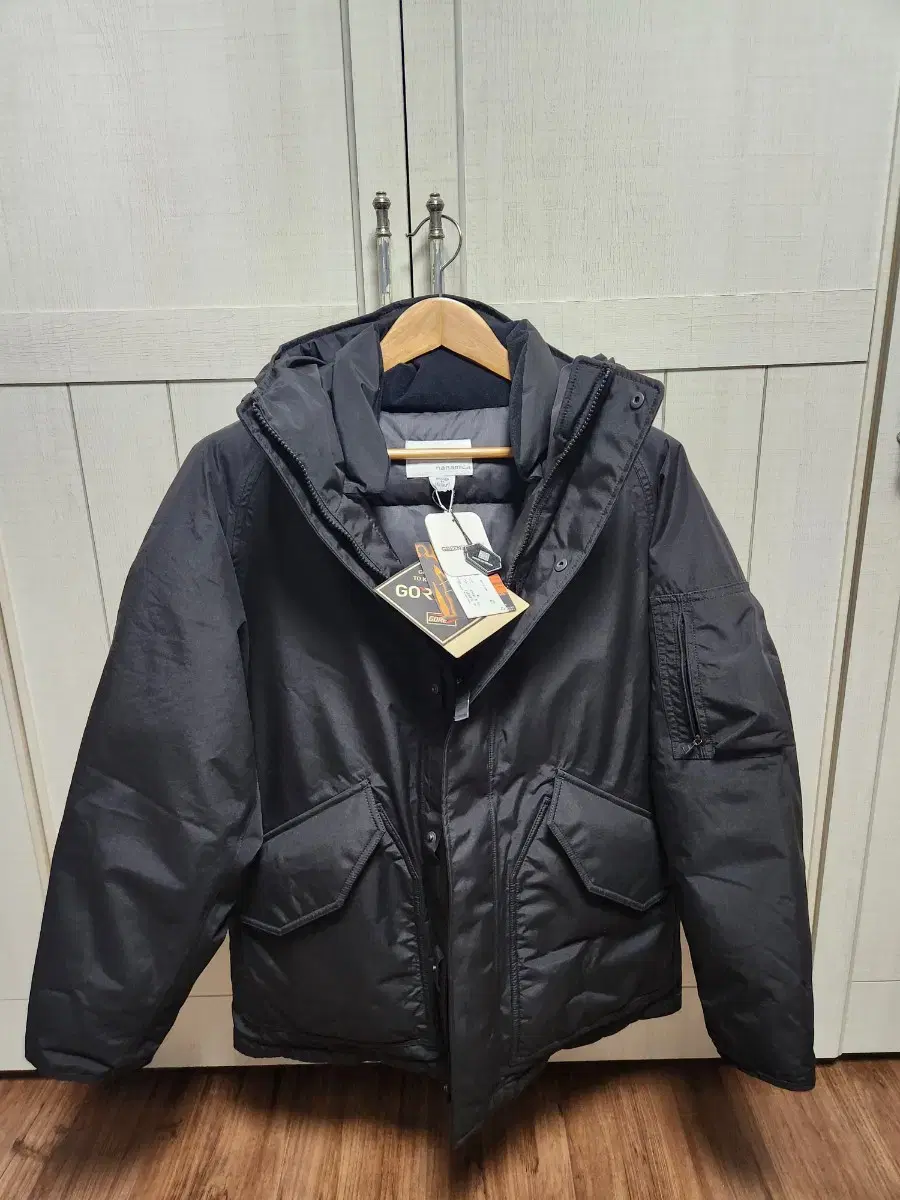 nayeon mika gore-tex down coat black size M (new)