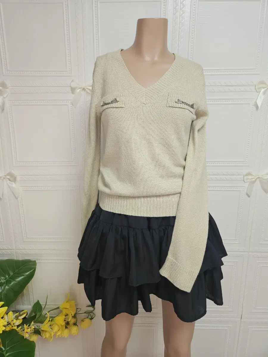 Beige chain V-neck knit