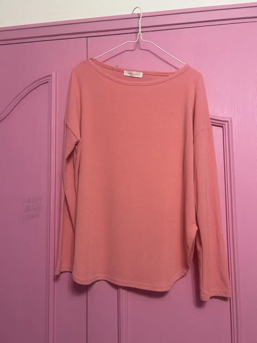 V-neck long sleeve t-shirt