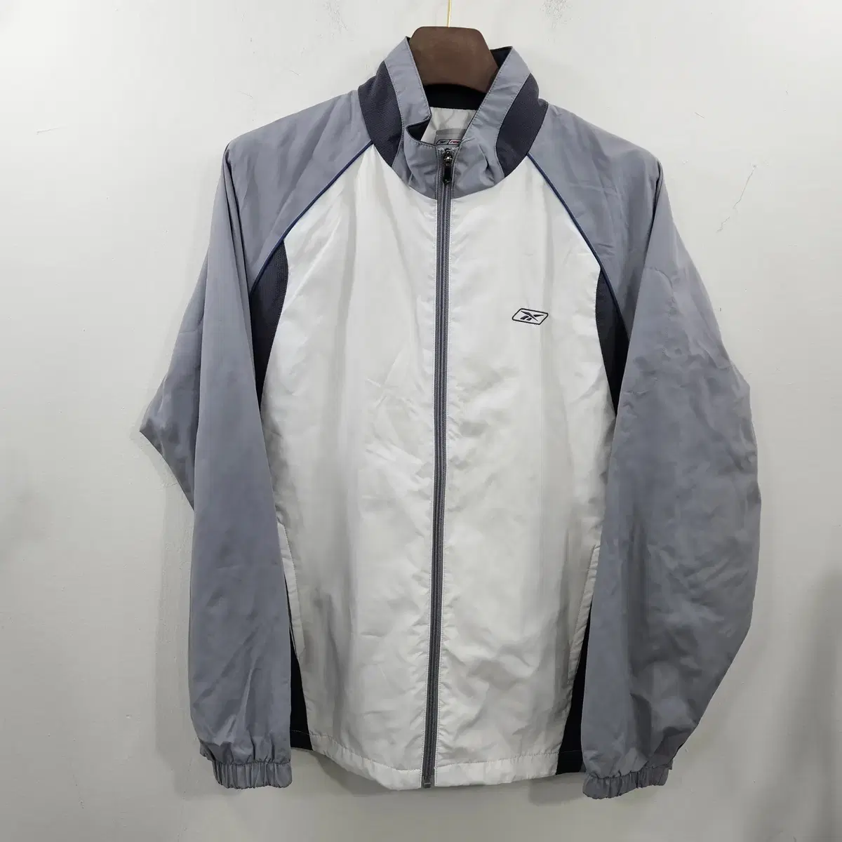 100) Reebok Men's Windbreaker White-Grey