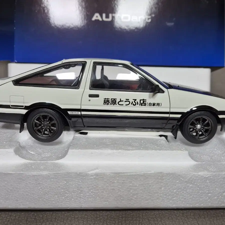 오토아트 1:18 이니셜D AE86 파이널ver. 판매합니다.