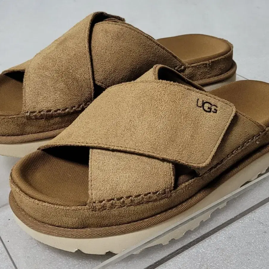 어그 UGG Goldenstar Cross 가죽샌들 여성용 240