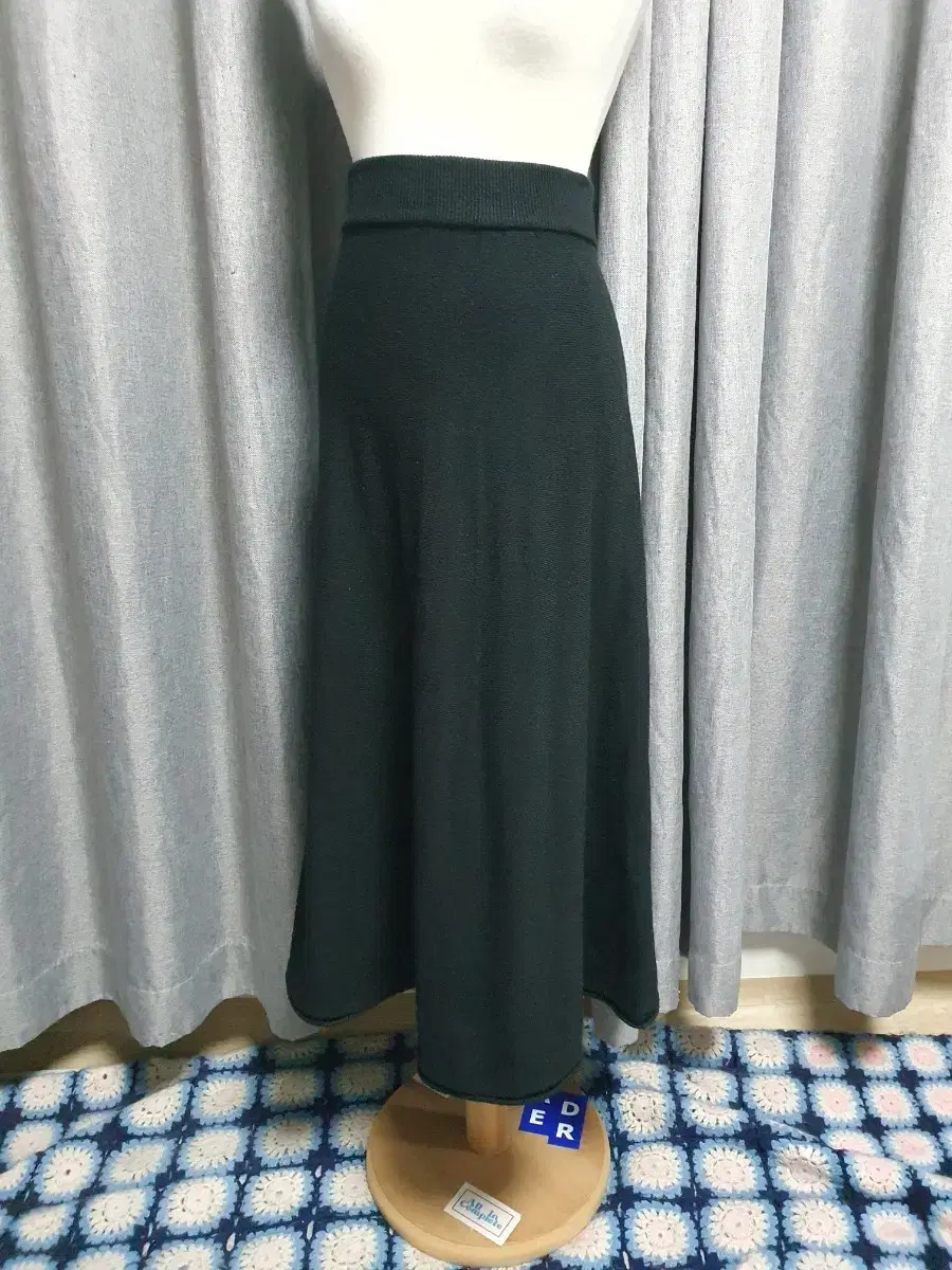 A-line knit skirt with folding bands