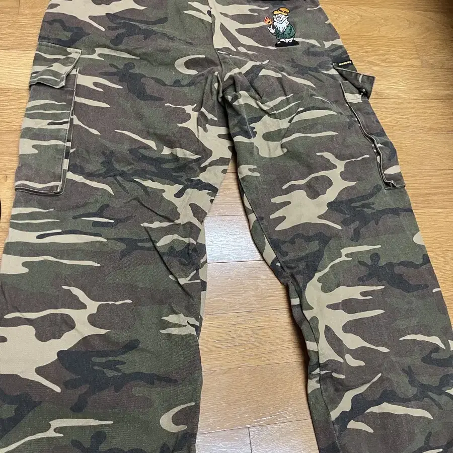 [L] 위캔더스 카모 카키 팬츠 CAMO CARGO PANTS