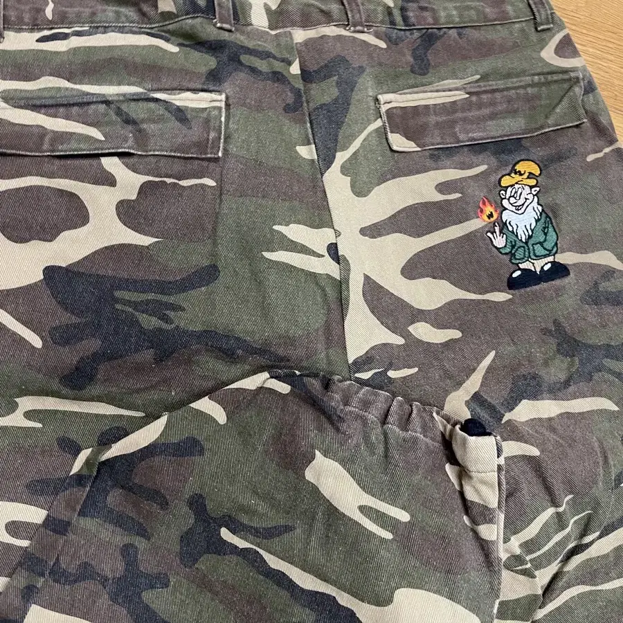 [L] 위캔더스 카모 카키 팬츠 CAMO CARGO PANTS