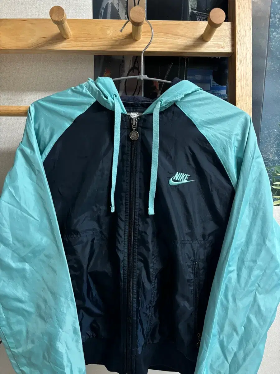 Recommended Nike windbreaker gym look running, etc.