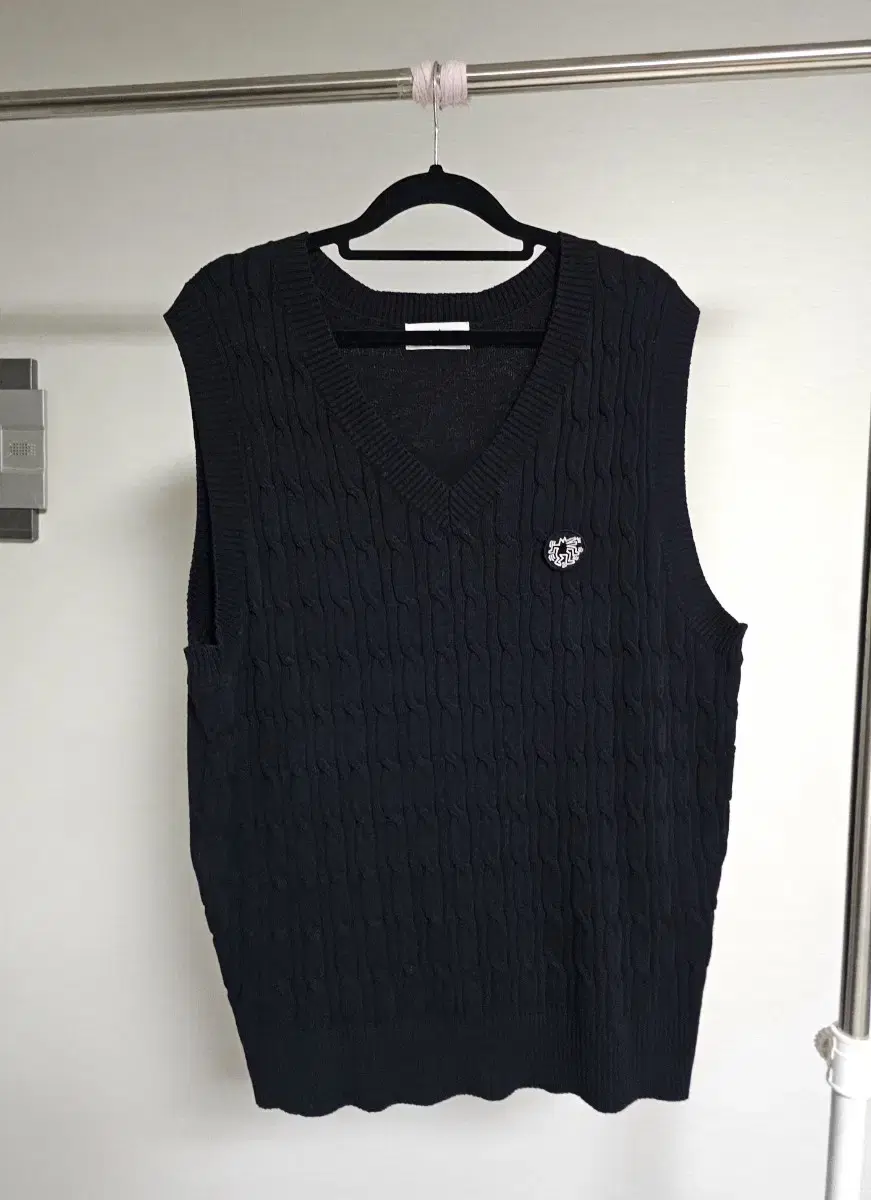 95) Kissing Harling Knit Vest