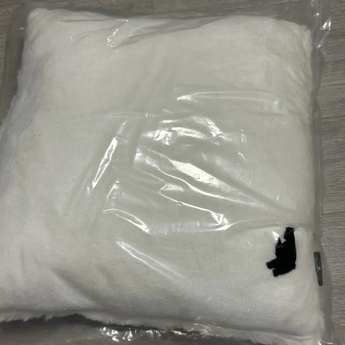 Sold only until November) Utaite Eve Hara Pecostore White Fur Cushion Unsealed