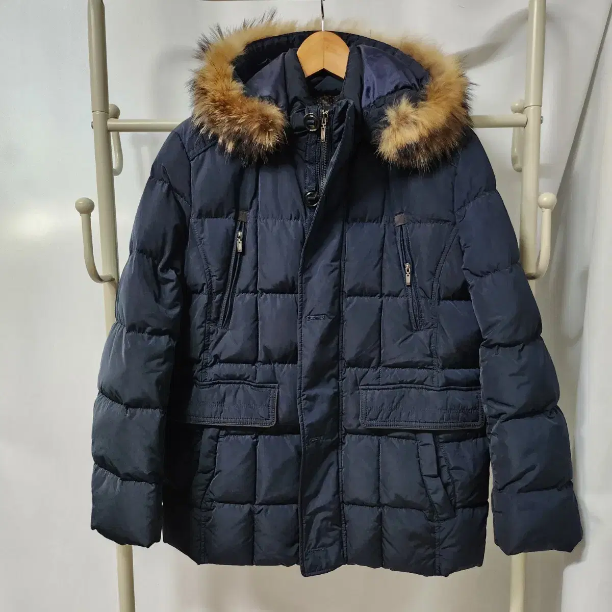 C932 [95] Austin Reed Duck Padded Jumper