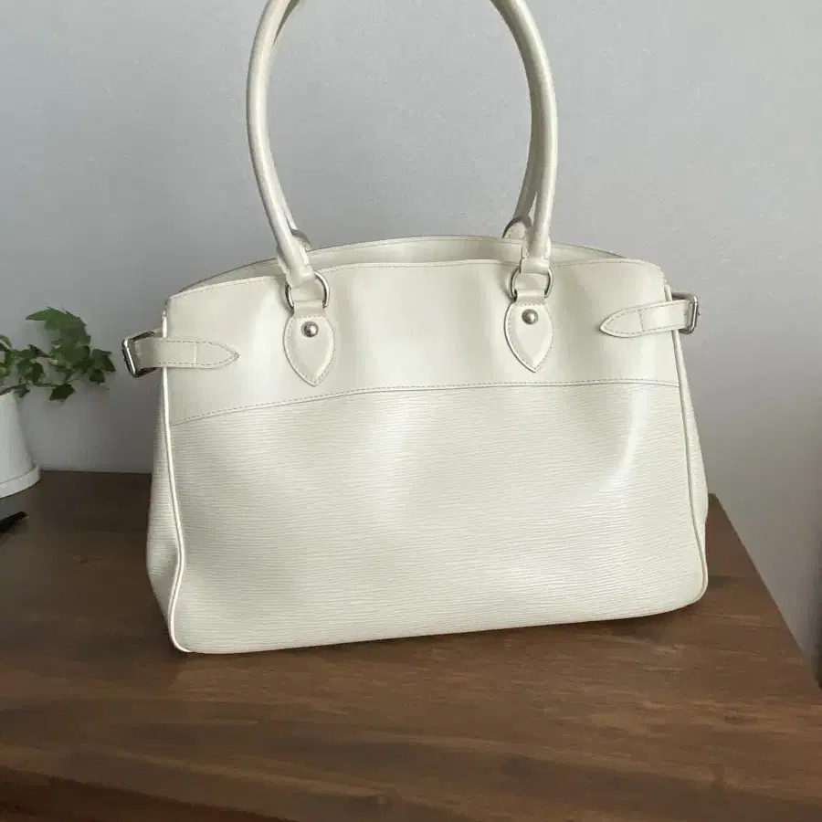 LOUIS VUITTON Passy GM Epi Leather Ivory