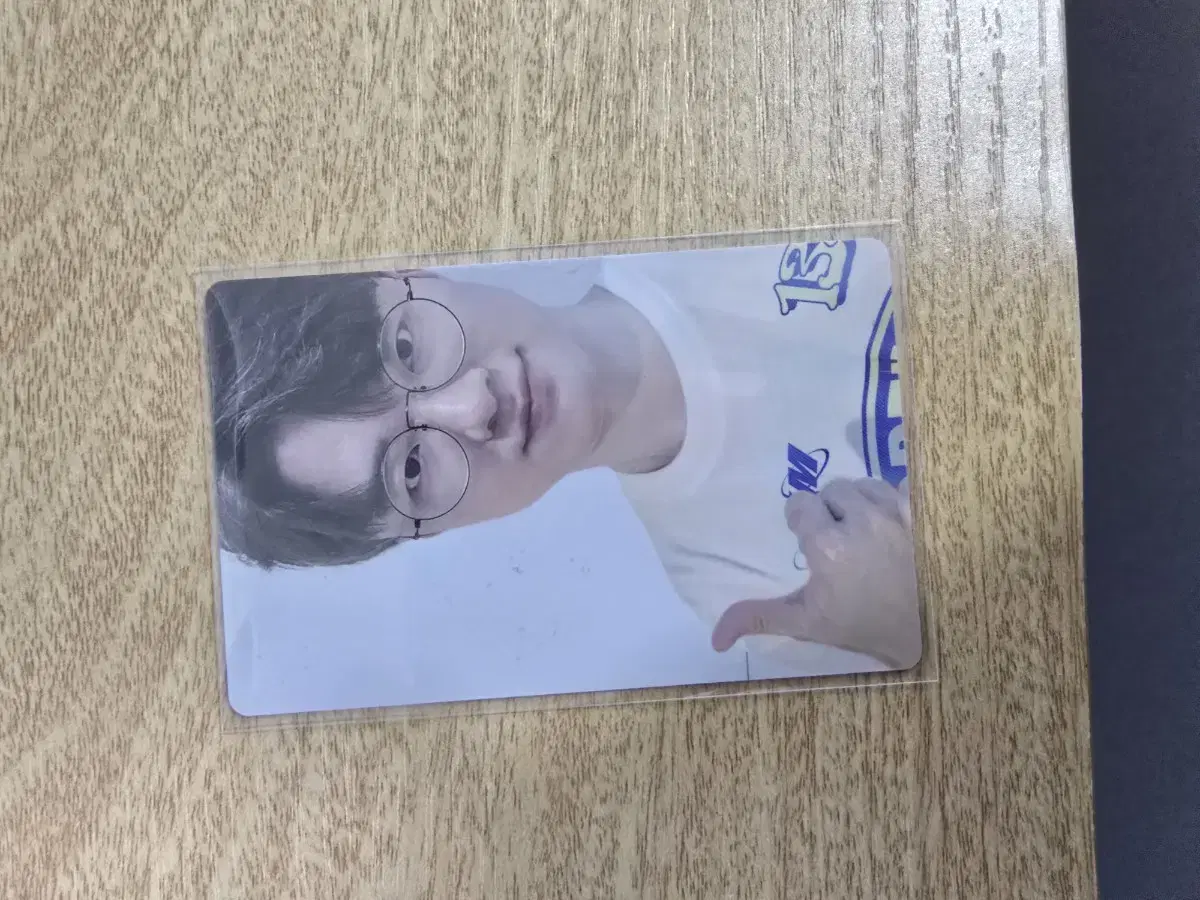 Lucky Feiqer photocard sells