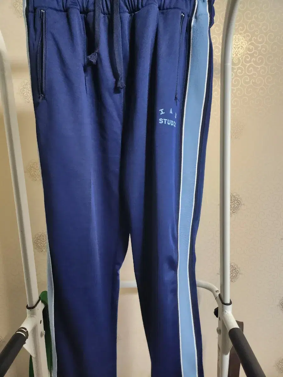 [L] iApp Studio Straight Track Pants